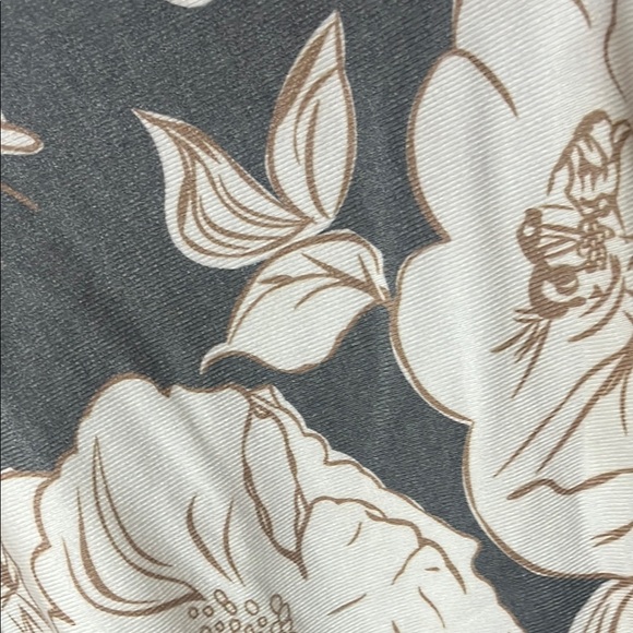 Sioni Floral Gray and Cream Women's Top - Picture 4 of 4